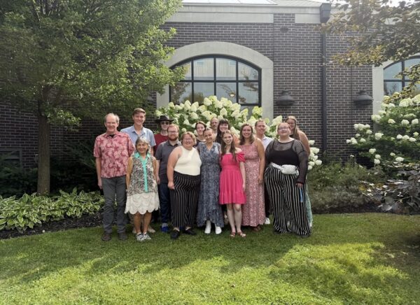 Bethel University students pose on the lawn outside The Bruce following a farewell breakfast during their Stratford trip.